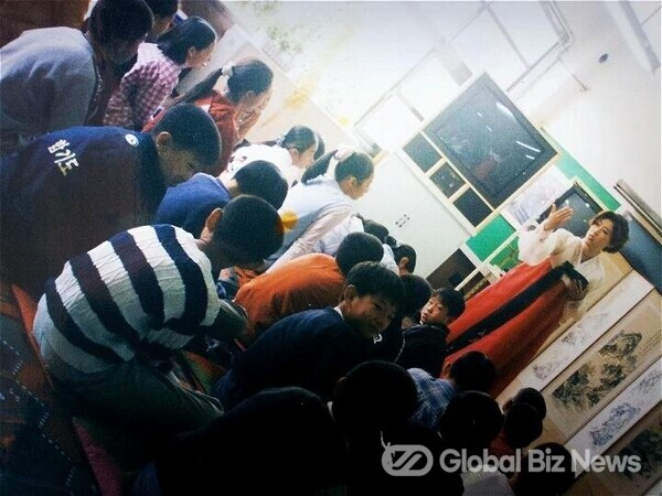 예절 강의를 진행하고 있는 신 선 교수