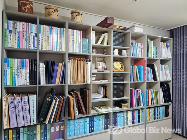 방 한켠에 빼곡한 기록들