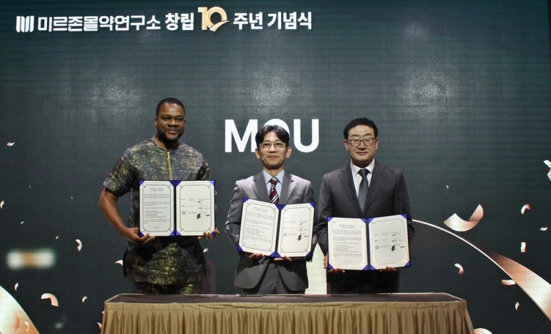 창립 10주년 맞은 미르존몰약연구소, 아프리카 시에라리온 공화국과 MOU 체결(사진 왼쪽부터 아프리카 시에라리온 공화국 폴 소바 마사쿠리 주한 대사, 초이랩 최용근 대표, 미르존몰약연구소 김진우 소장)