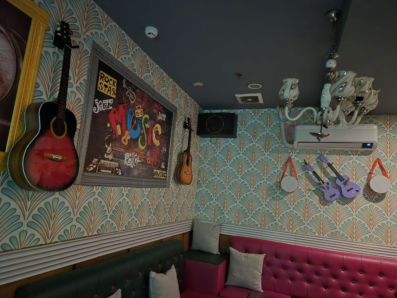 필리핀 마닐라 노래방의 쾌적하고 넓은 프라이빗 룸 소파와 감각적인 인테리어