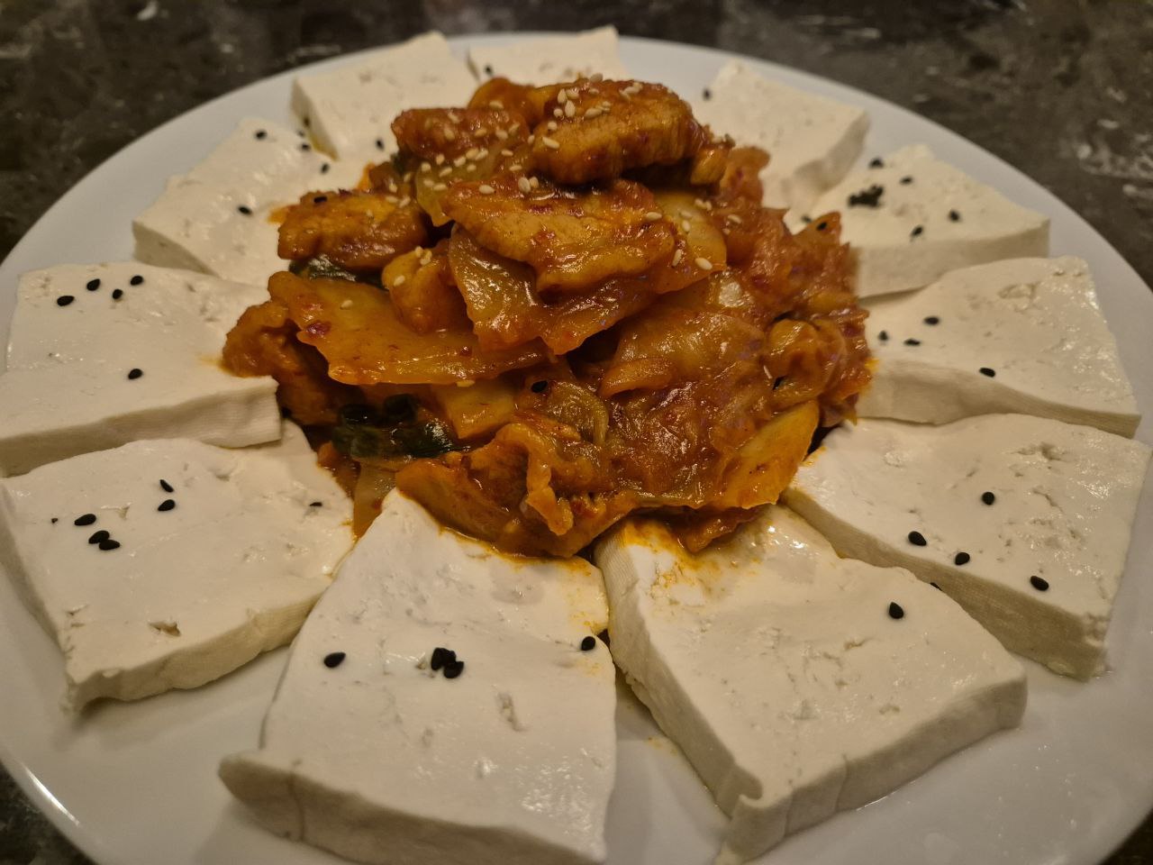 노래방에서 즐기는 맛깔나는 한국식 안주 두부김치