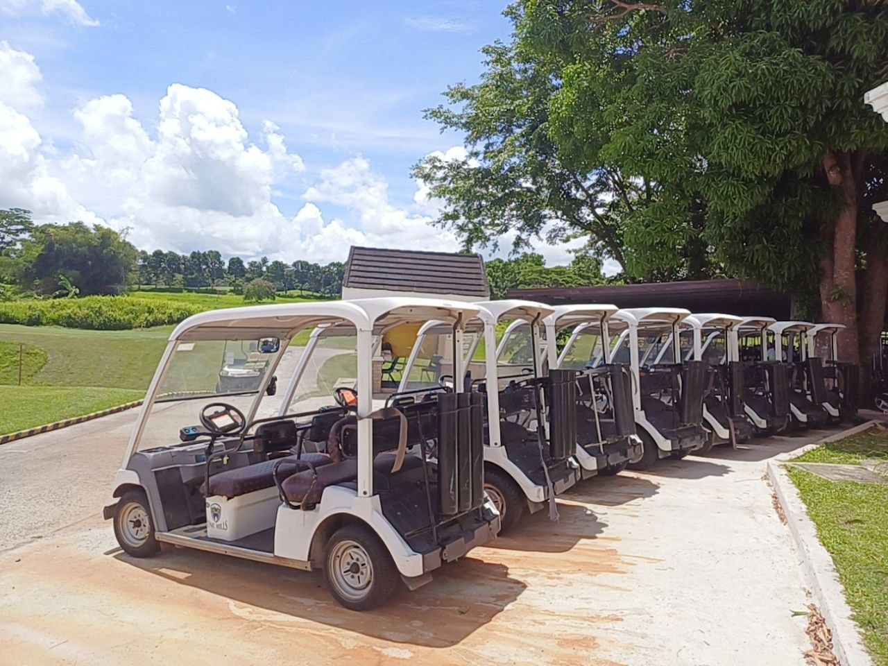 최신식 골프 카트가 정렬되어 있는 마닐라 골프장 카트 대기소