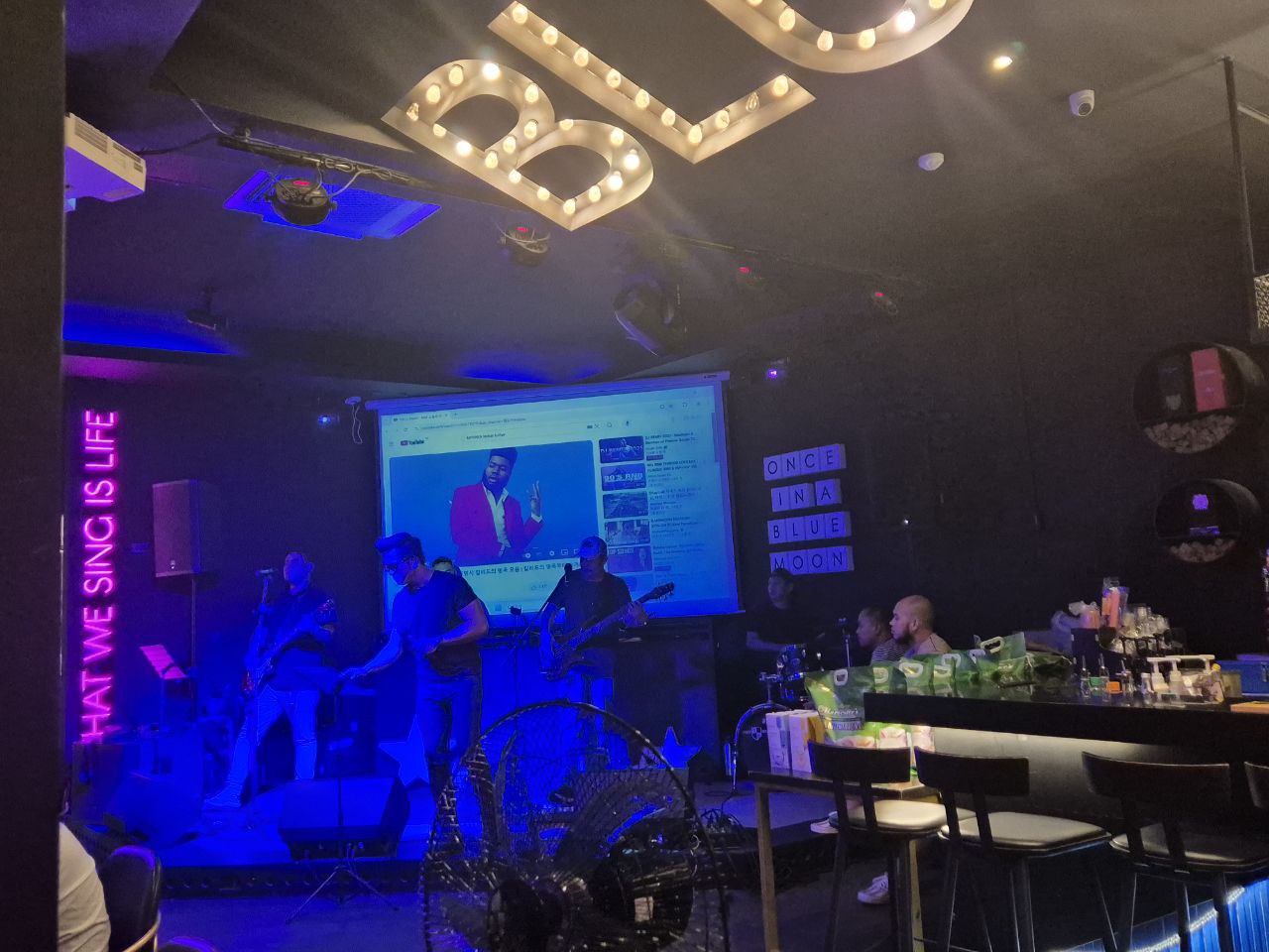 필리핀 클락 라이브 밴드 공연이 있는 술집 블루문 내부 분위기