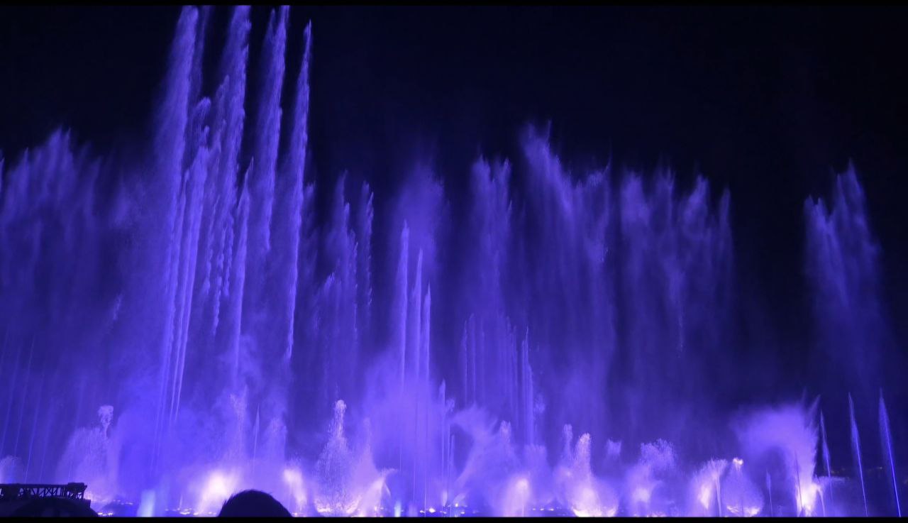 오카다 마닐라 리조트에서 펼쳐지는 보랏빛의 화려한 분수쇼 야경