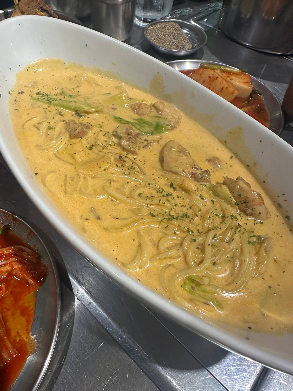 감자탕과 함께 즐기기 좋은 부드럽고 고소한 크림 파스타 메뉴