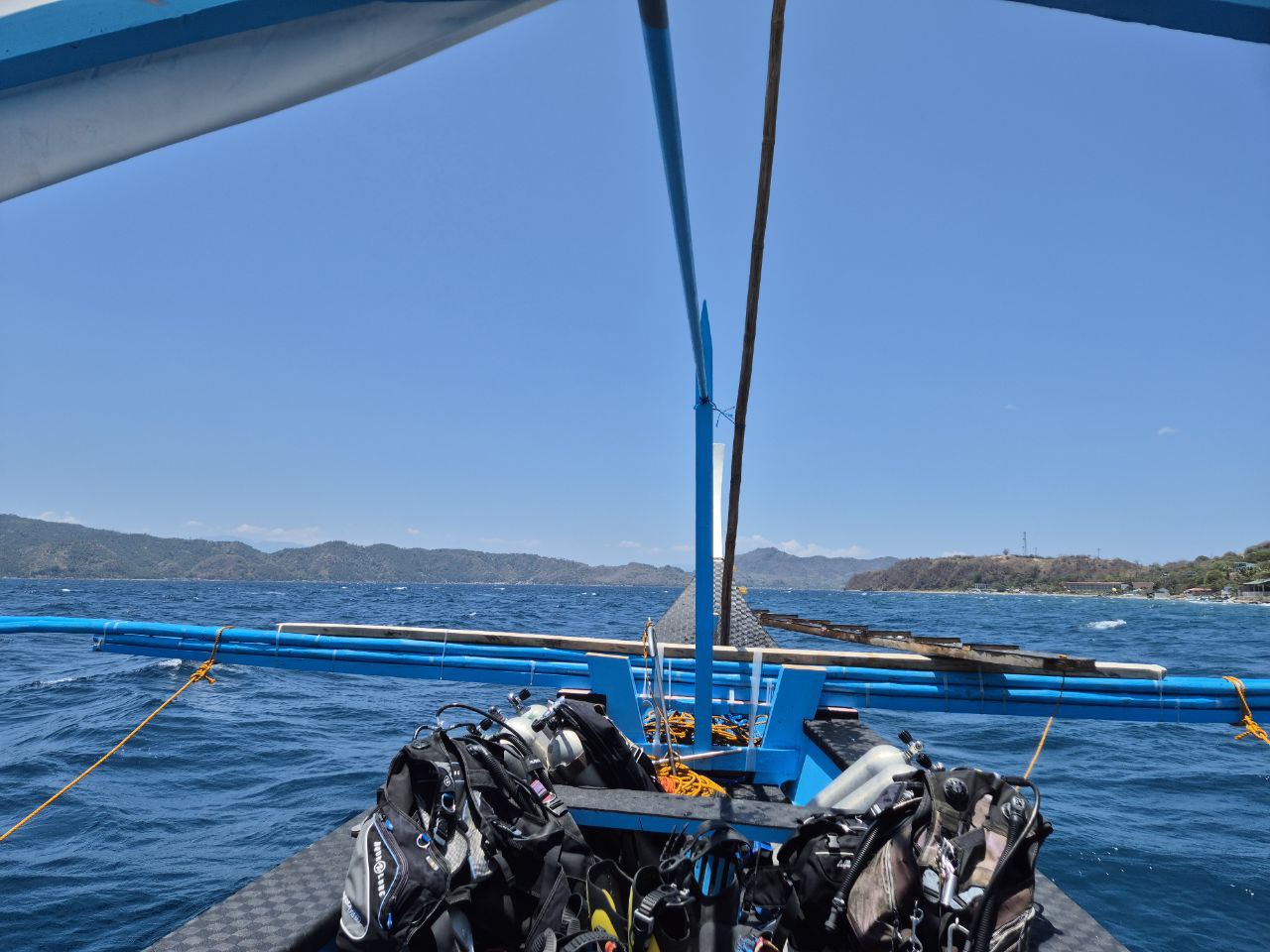 아닐라오 바다로 이동하는 방카 보트와 스쿠버 다이빙 장비