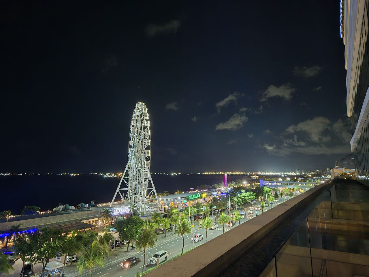 필리핀 마닐라 베이의 화려한 야경과 대관람차가 내려다보이는 호텔 뷰