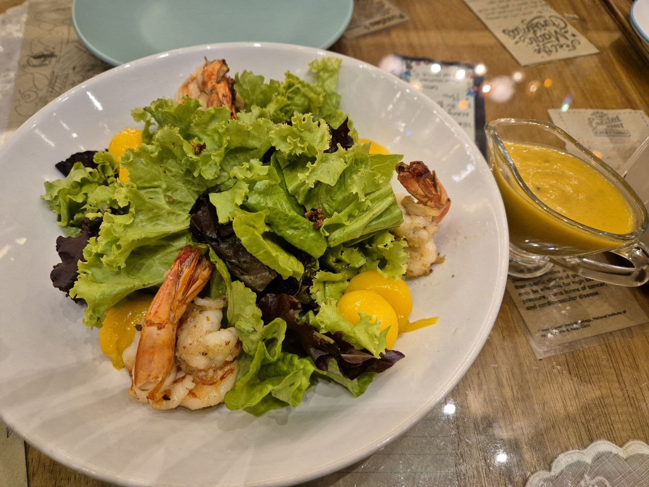 신선한 채소와 탱글탱글한 새우가 어우러진 쉬림프 샐러드와 드레싱