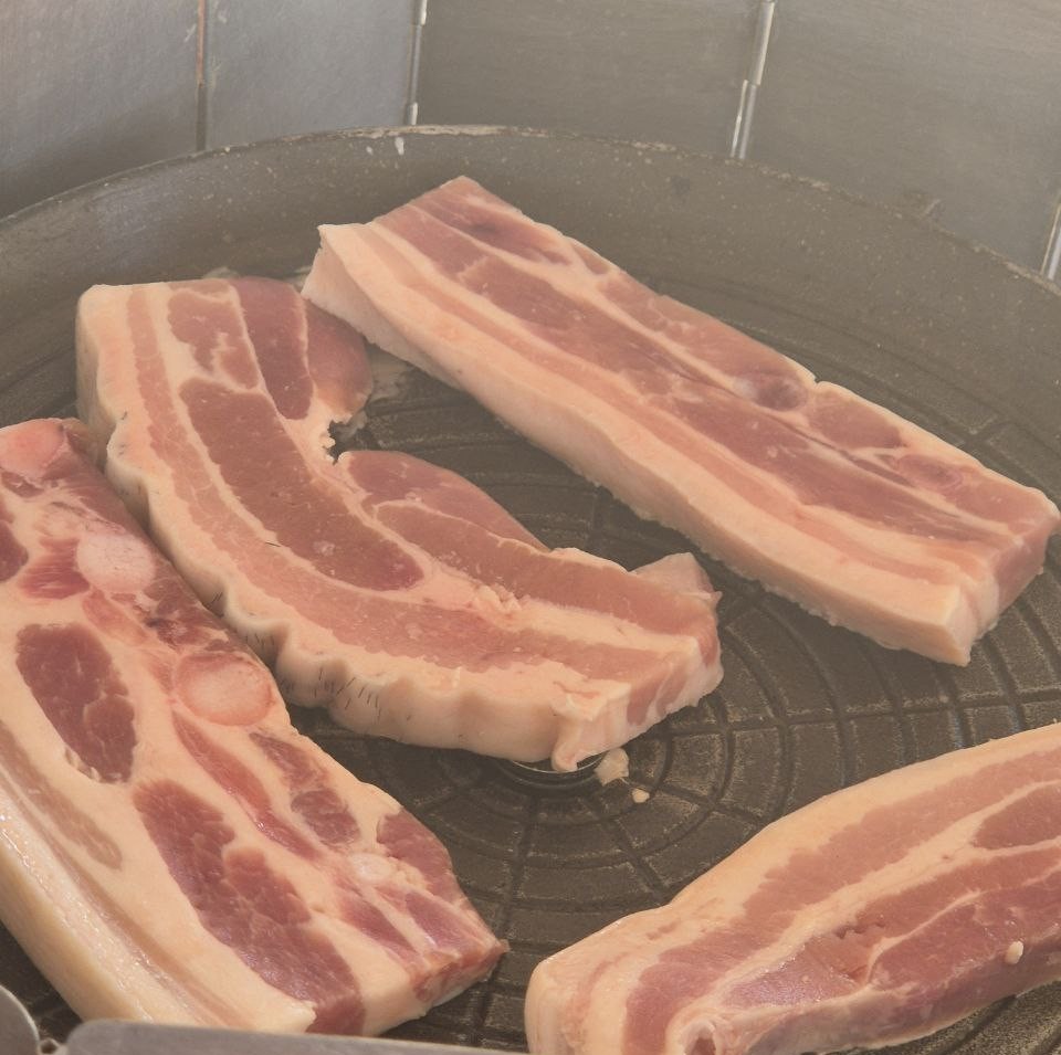 물놀이 후 리조트에서 제공되는 맛있는 삼겹살 한식 식사