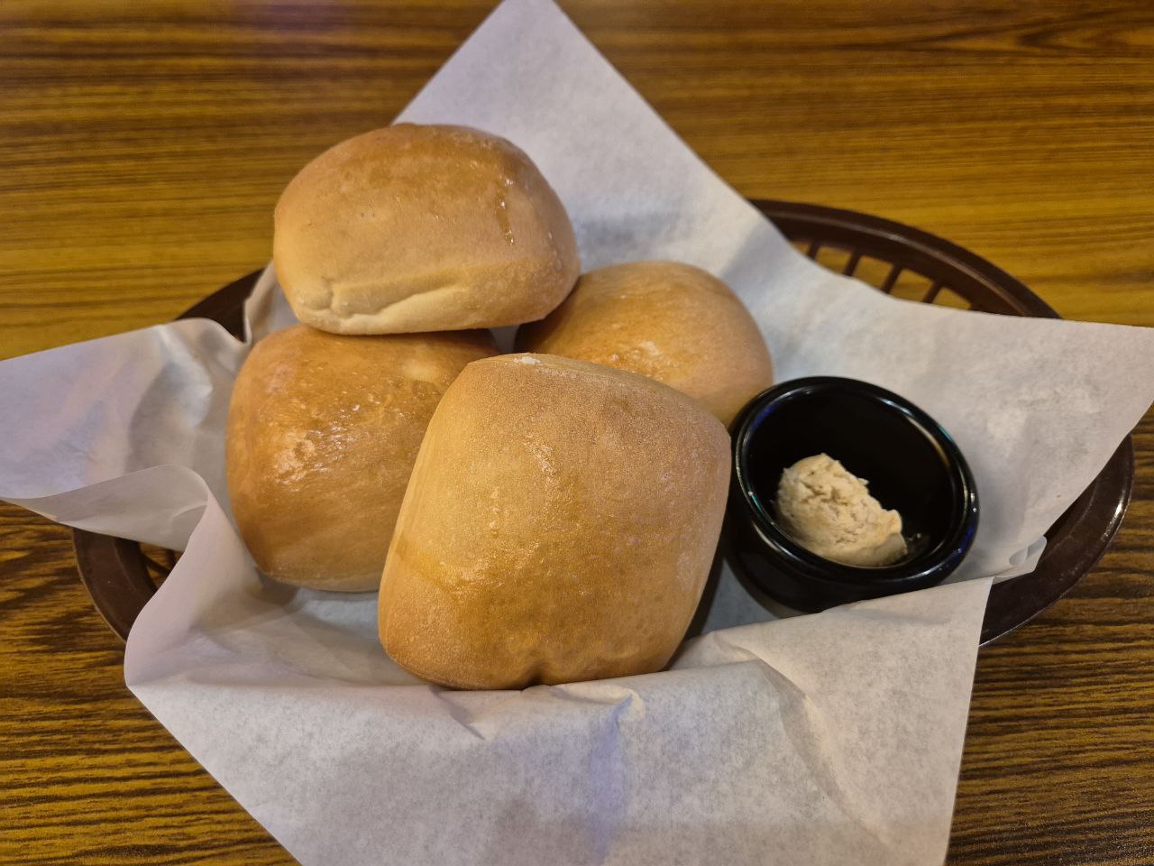 텍사스 로드하우스의 명물인 갓 구운 따뜻한 식전 빵과 허니 버터