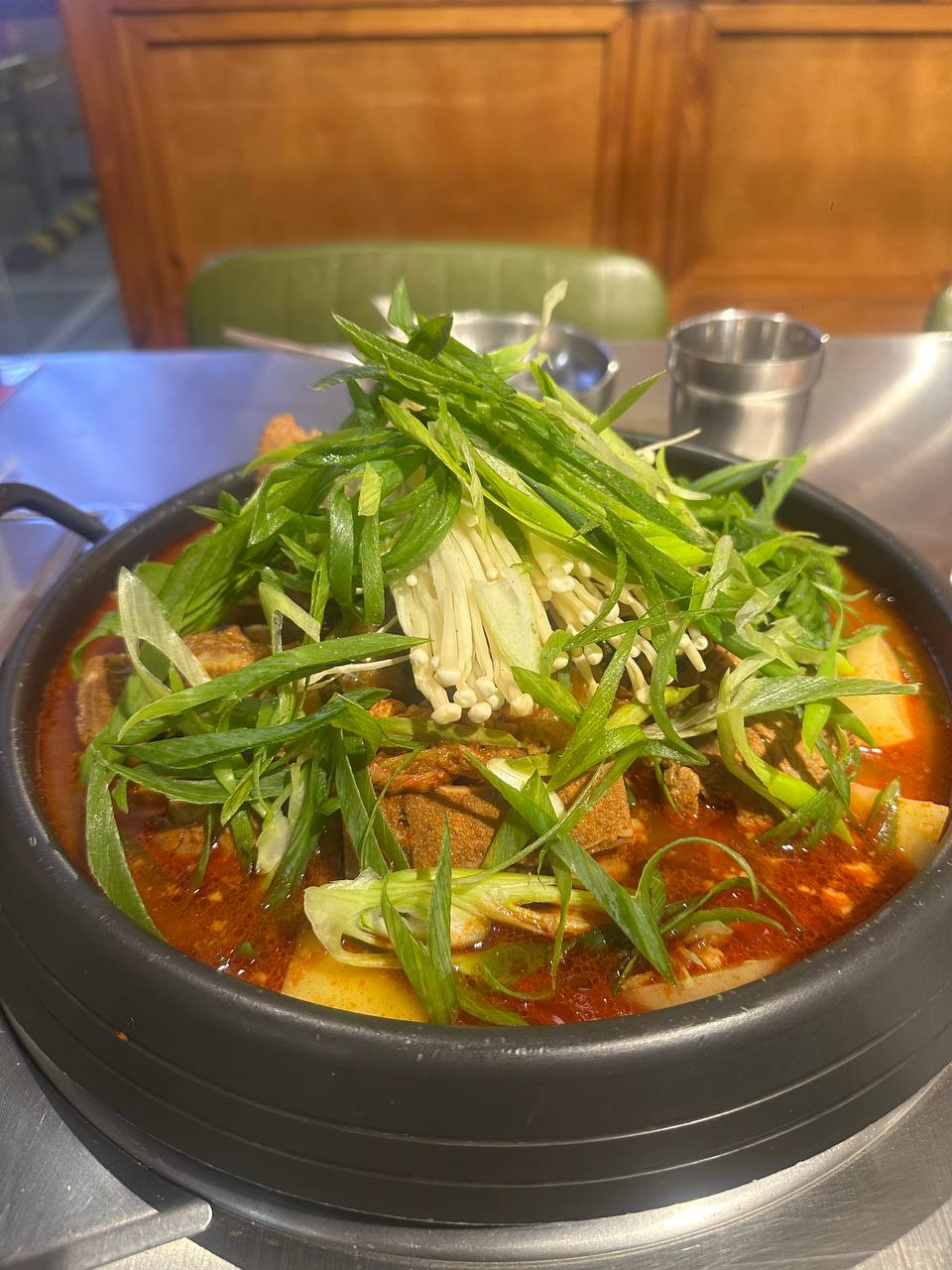 파사이 맛집 쭈빠찌에의 푸짐한 파채와 팽이버섯이 올라간 감자탕