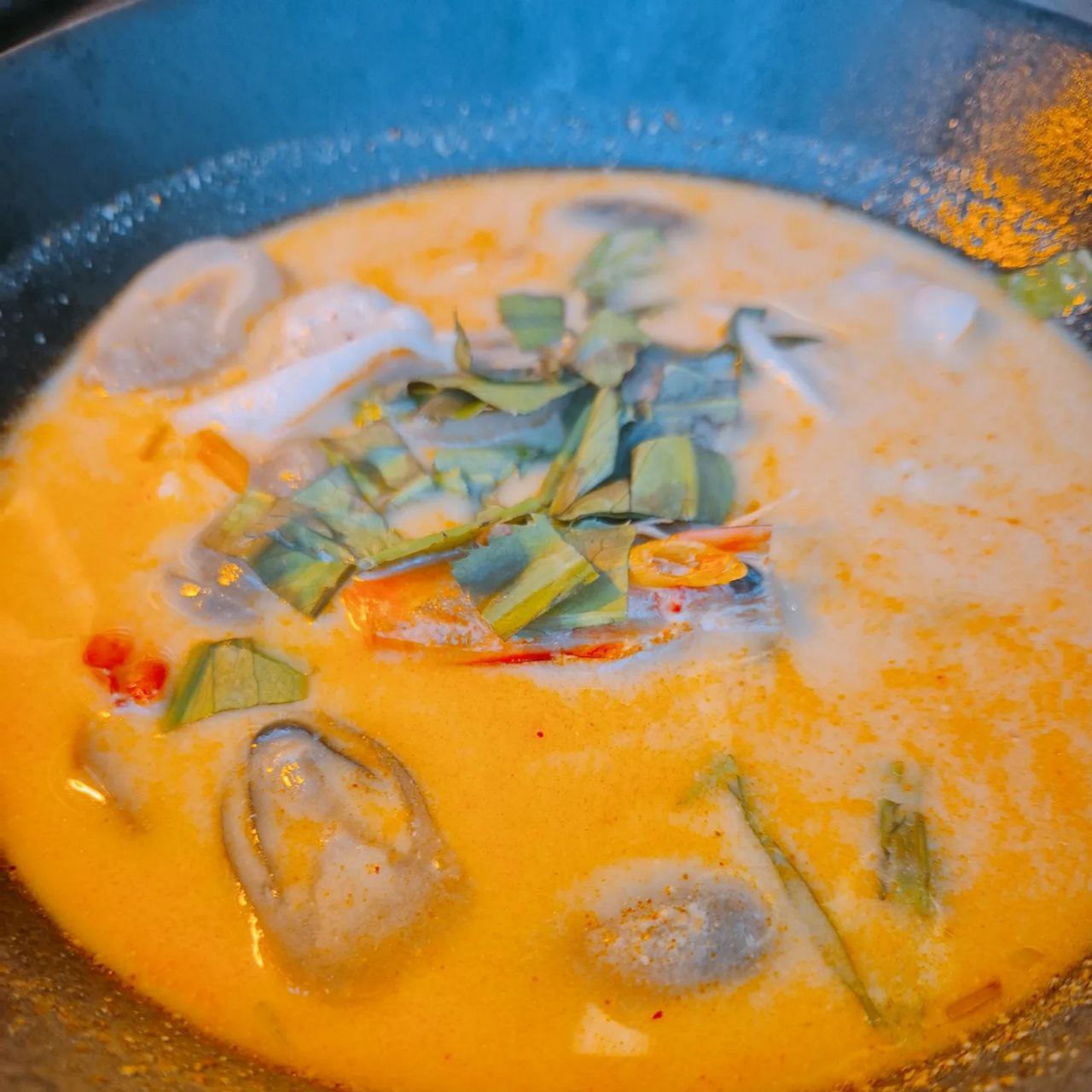 신선한 새우와 허브가 들어간 망고트리의 대표 메뉴 똠양꿍