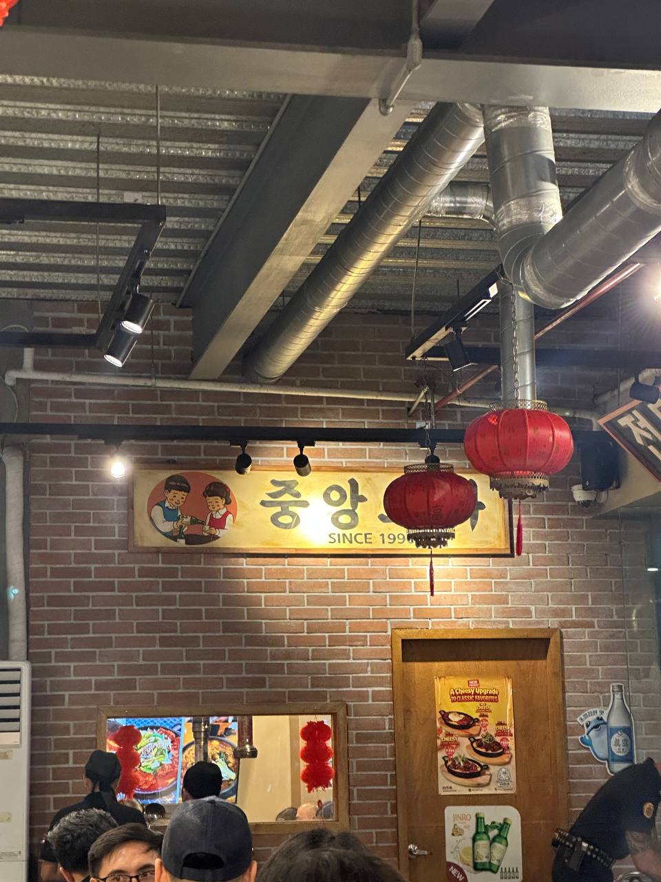 1990년대 한국 레트로 감성을 살린 중앙상회 간판과 벽돌 인테리어