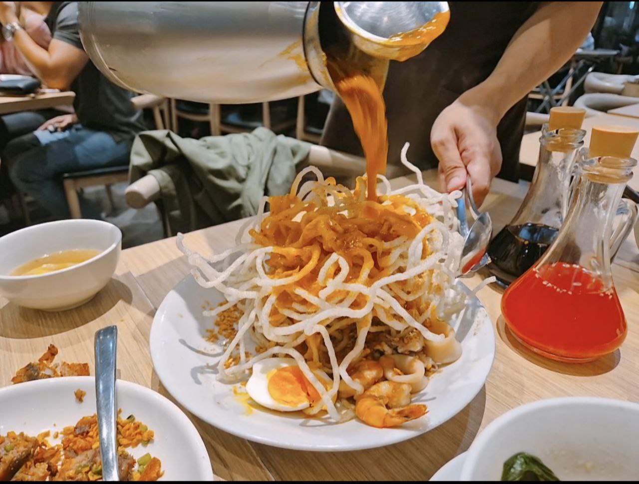 바삭한 면 위에 진한 소스를 직접 부어 먹는 이색적인 비주얼의 크리스피 판싯 팔라복