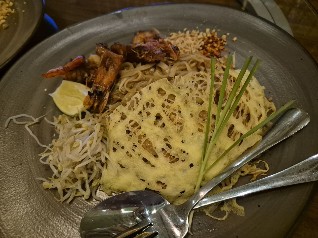 큼직한 새우와 계란 그물이 올라간 태국식 볶음면 팟타이