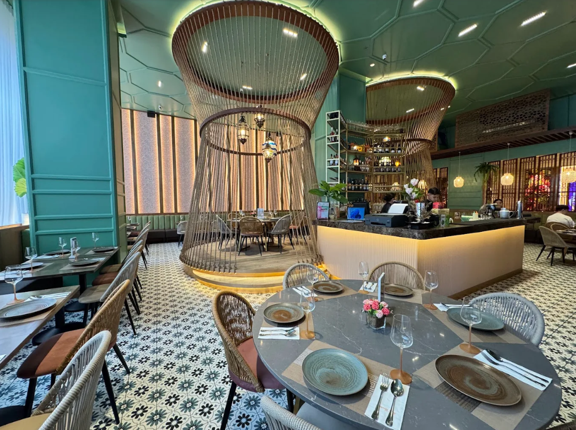 마닐라 망고트리 레스토랑의 고급스러운 내부 인테리어와 테이블 좌석