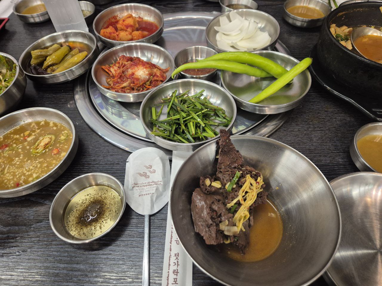 얼큰한 국물이 일품인 서비스 양평해장국과 정갈한 밑반찬 상차림