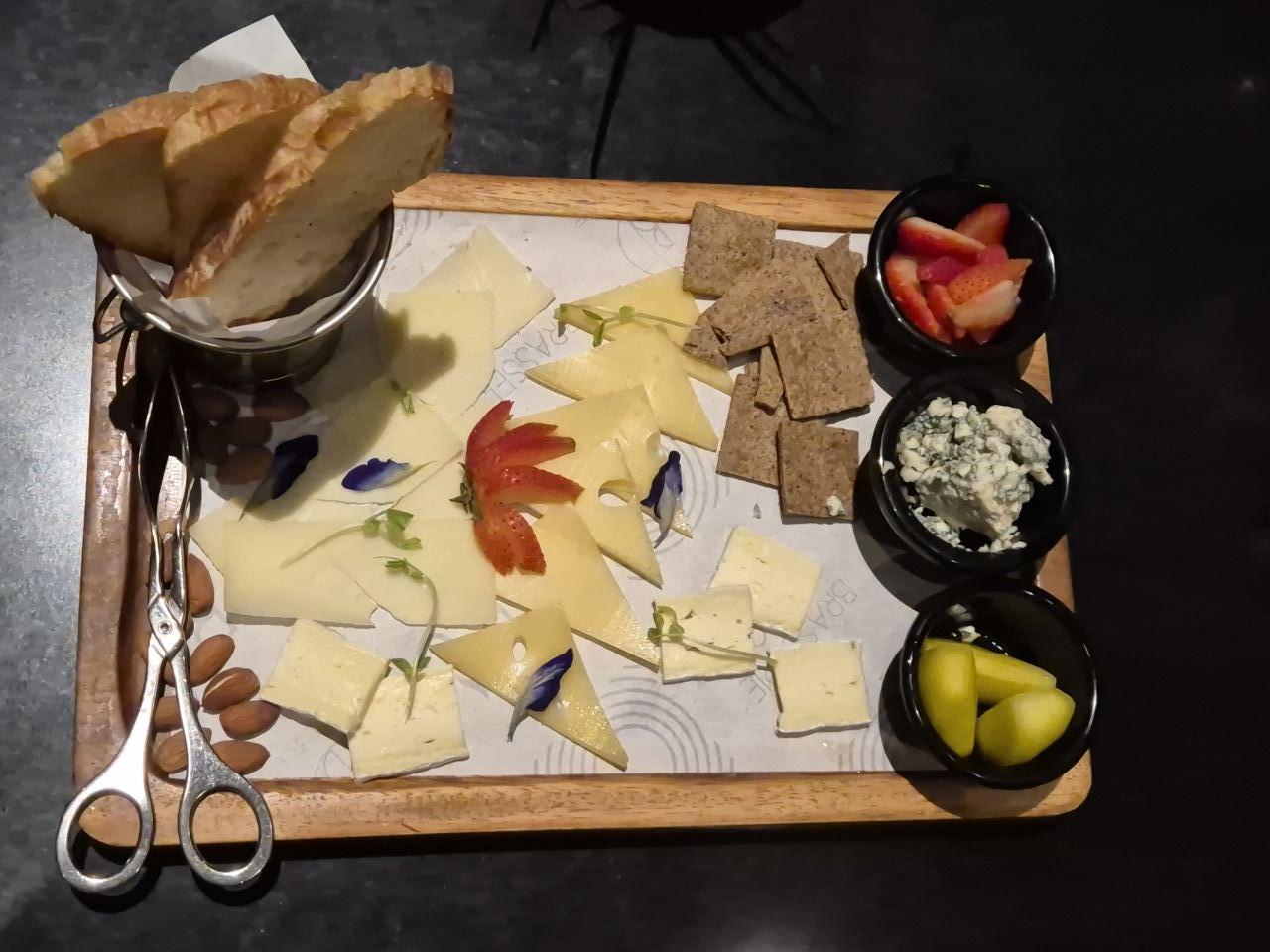 칵테일과 함께 즐기기 좋은 크래커와 과일이 포함된 프리미엄 모둠 치즈 플래터