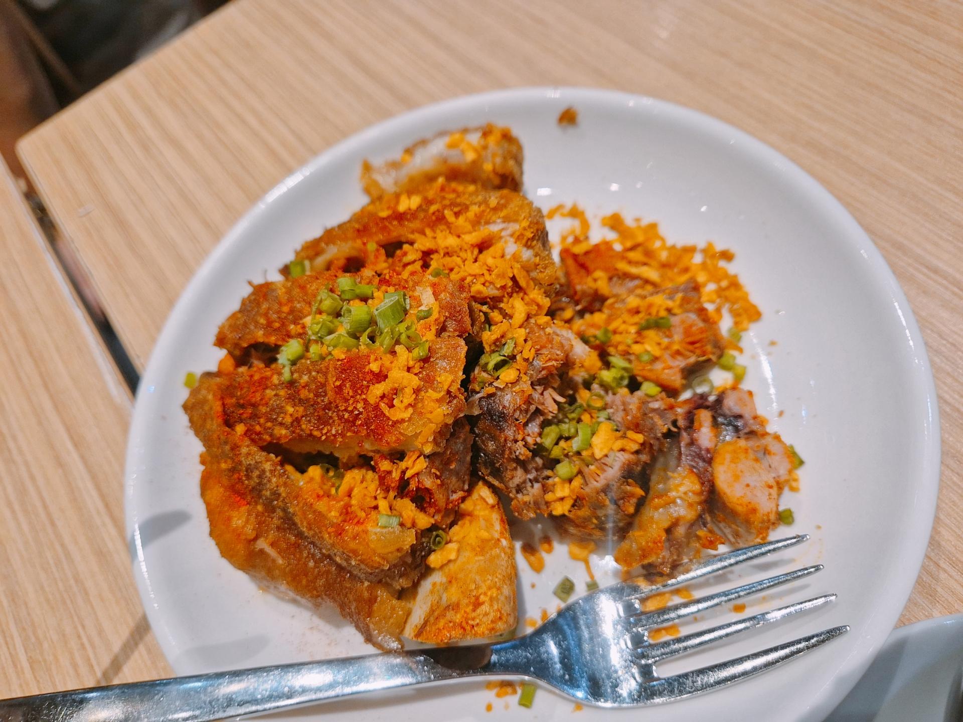 겉은 바삭하고 속은 촉촉한 필리핀식 족발 튀김 요리 크리스피 파타