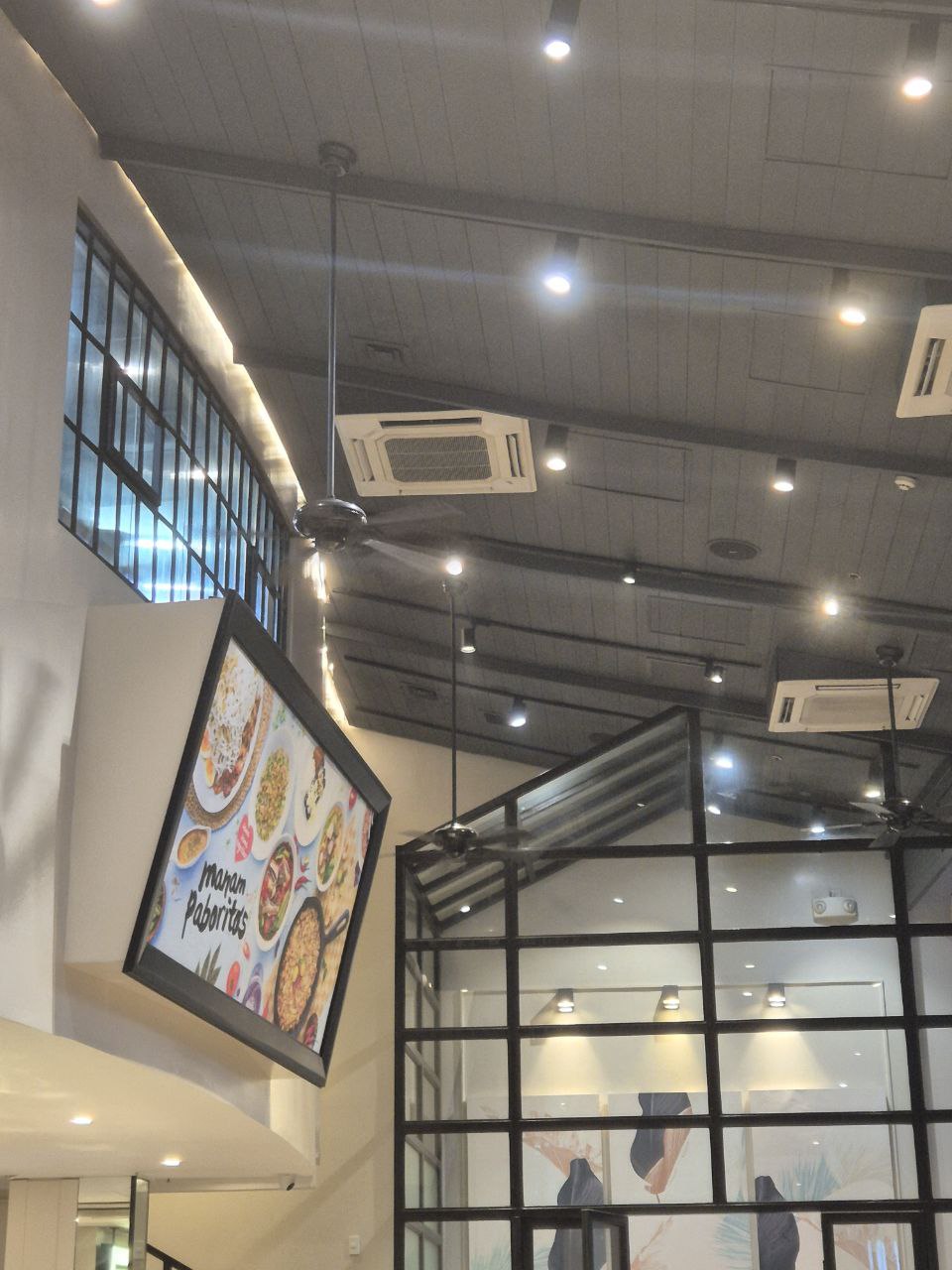 높은 층고와 세련된 인테리어가 돋보이는 마닐라 BGC 맛집 마남의 내부 전경