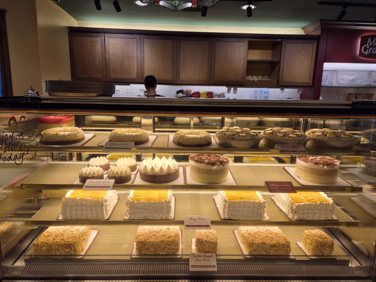 오카다 마닐라 메리그레이스 베이커리 쇼케이스에 진열된 다양한 홀 케이크