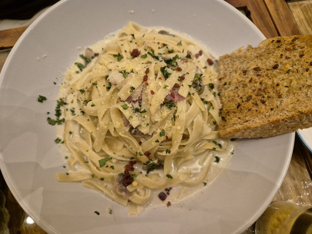 계란 노른자로 풍미를 살린 메리그레이스 시그니처 정통 까르보나라 파스타