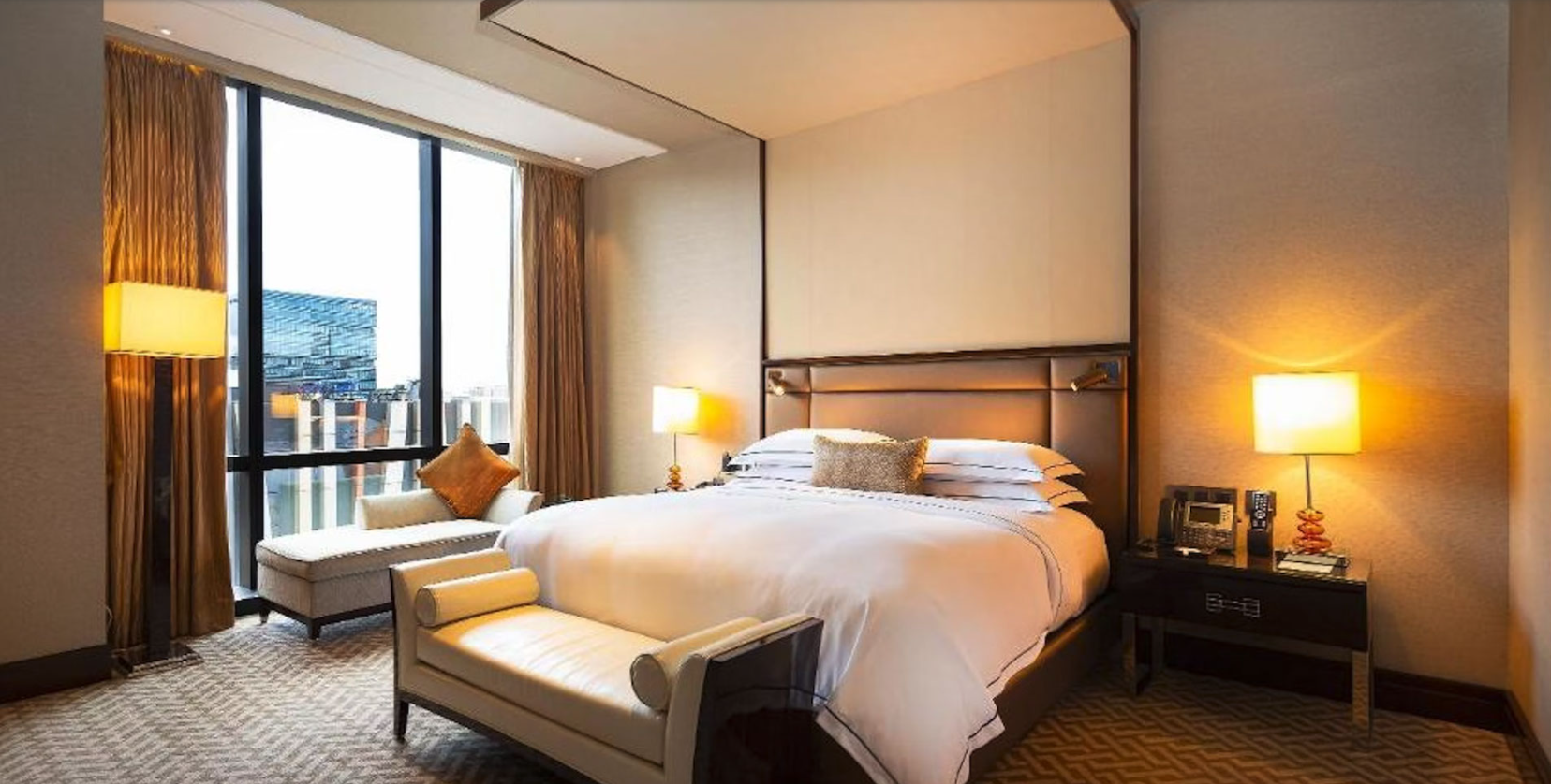 마닐라 5성급 호텔의 고급스러운 킹 베드 객실과 통유리창 전망