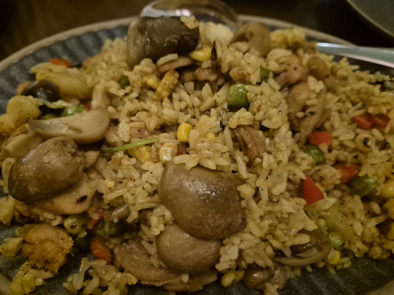 아이들이 좋아하는 달콤한 파인애플과 캐슈넛이 들어간 남부식 볶음밥