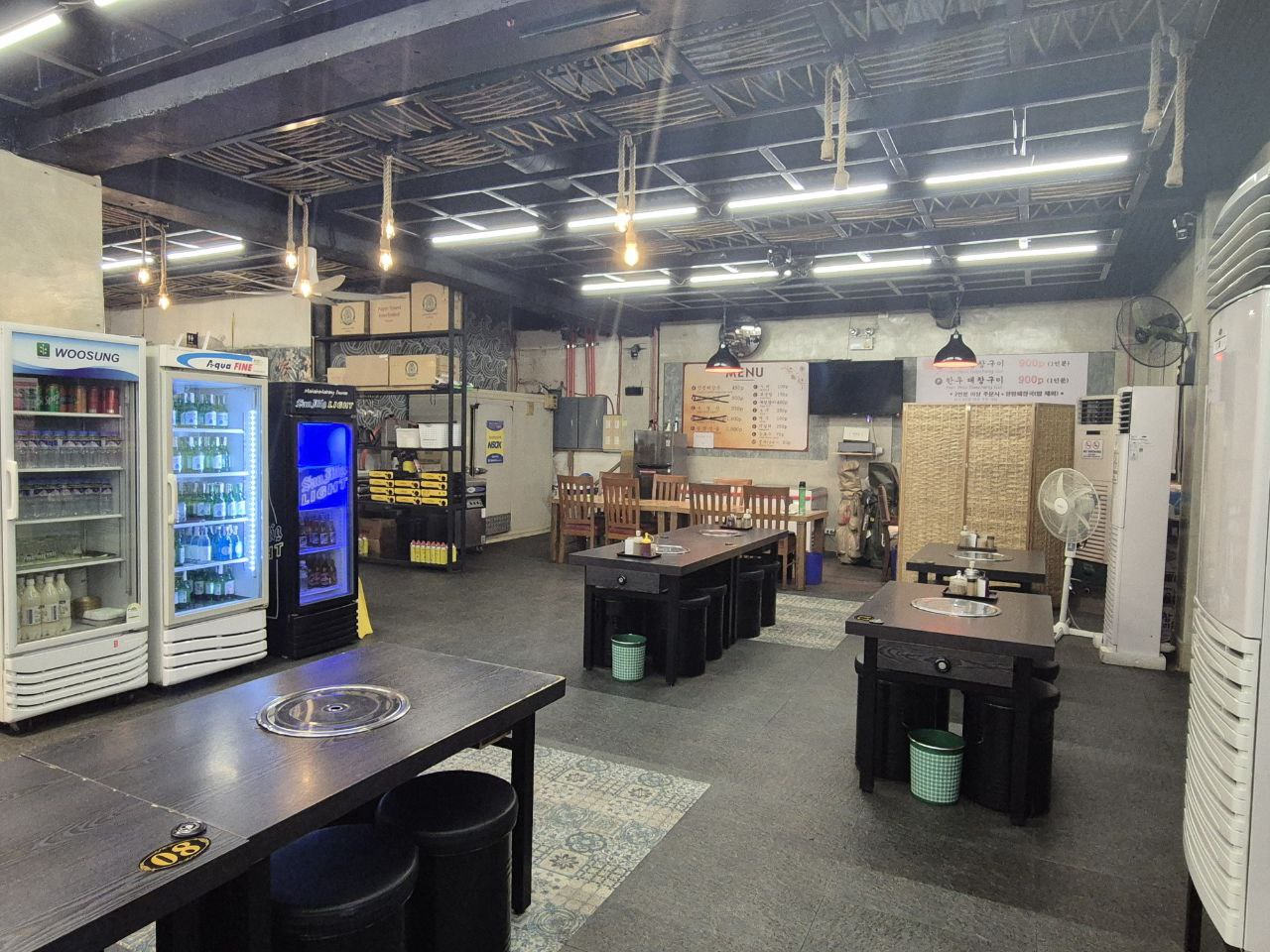 넓고 쾌적한 클락 양평해장국 실내 인테리어와 단체석 완비