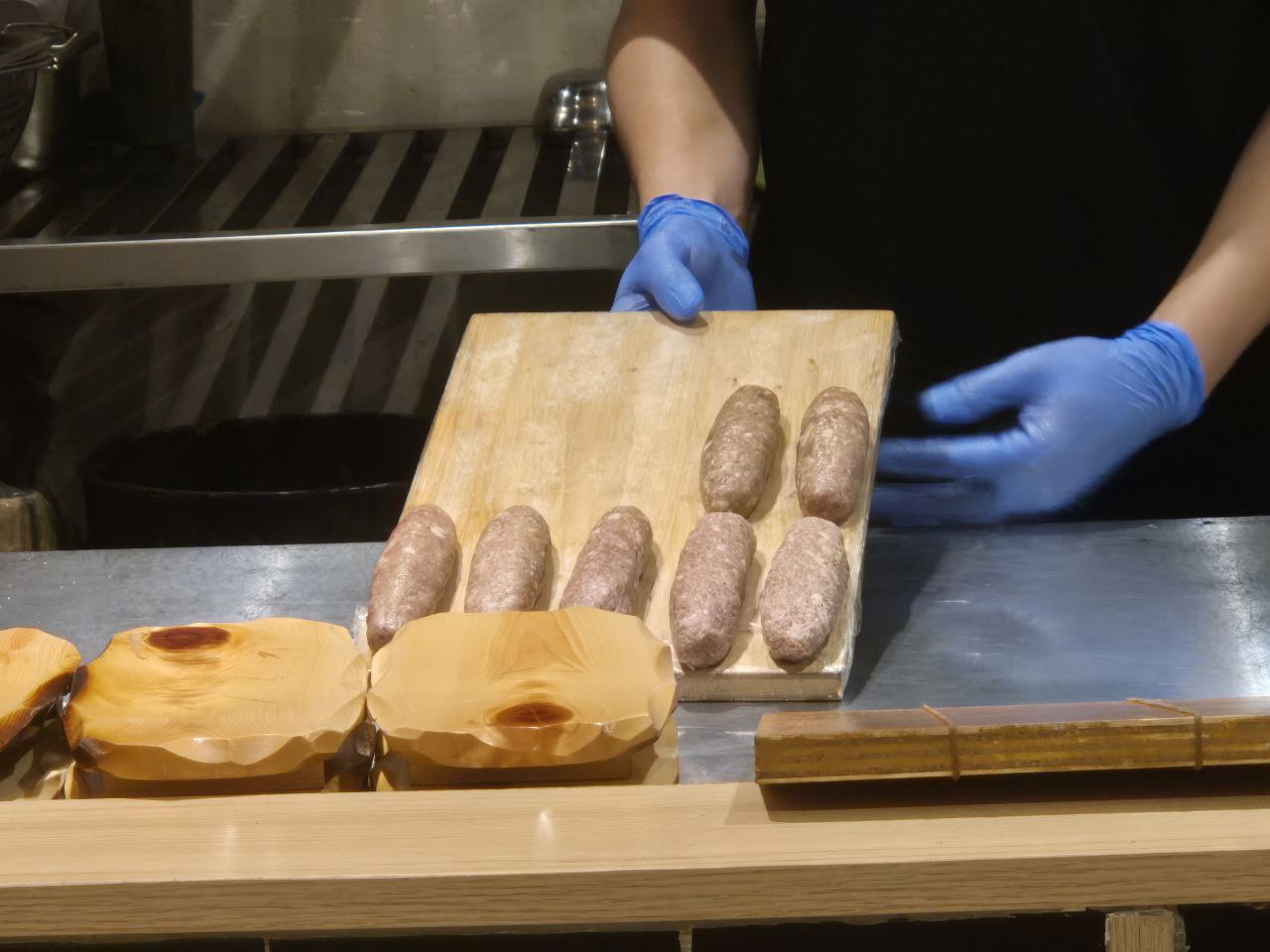 셰프가 직접 보여주는 신선한 소고기 함바그 패티와 위생적인 오픈 키친 조리 준비 과정