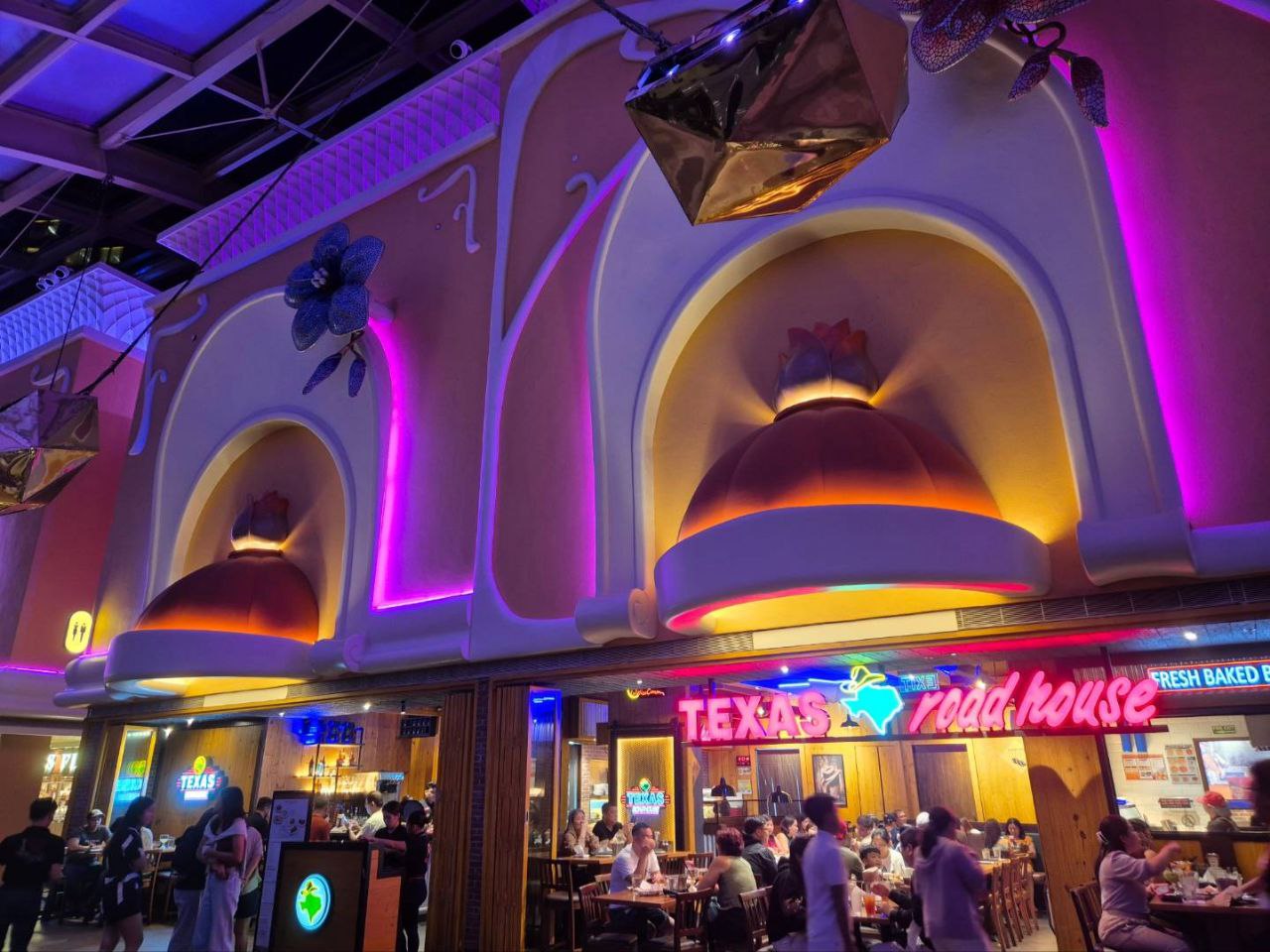 마닐라 오카다 호텔 내부에 위치한 화려한 조명의 텍사스 로드하우스 외관