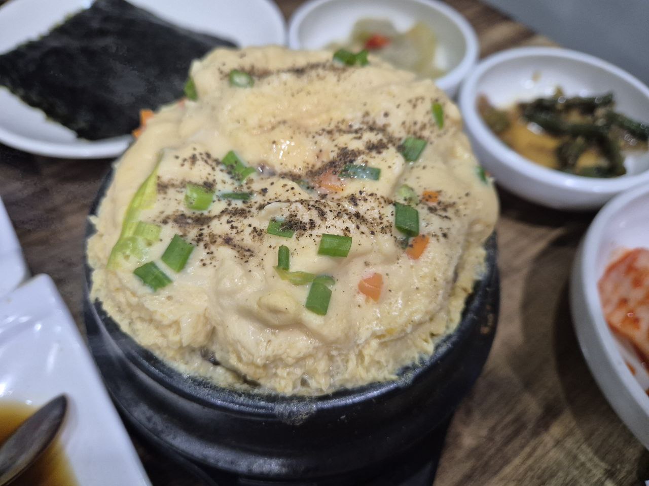 게장과 환상의 궁합을 자랑하는 폭신하고 부드러운 뚝배기 계란찜