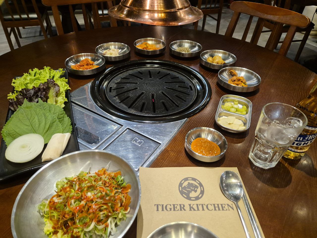 마닐라 한식당 타이거키친의 정갈한 밑반찬과 숯불 구이 테이블 세팅