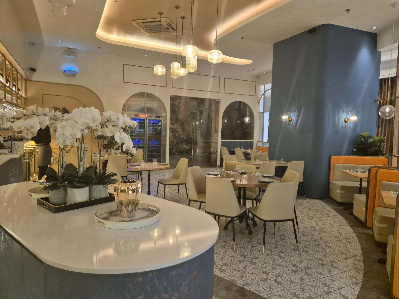 고급스러운 분위기의 마닐라 카지노 맛집 봄 고스토 내부 인테리어와 테이블 세팅
