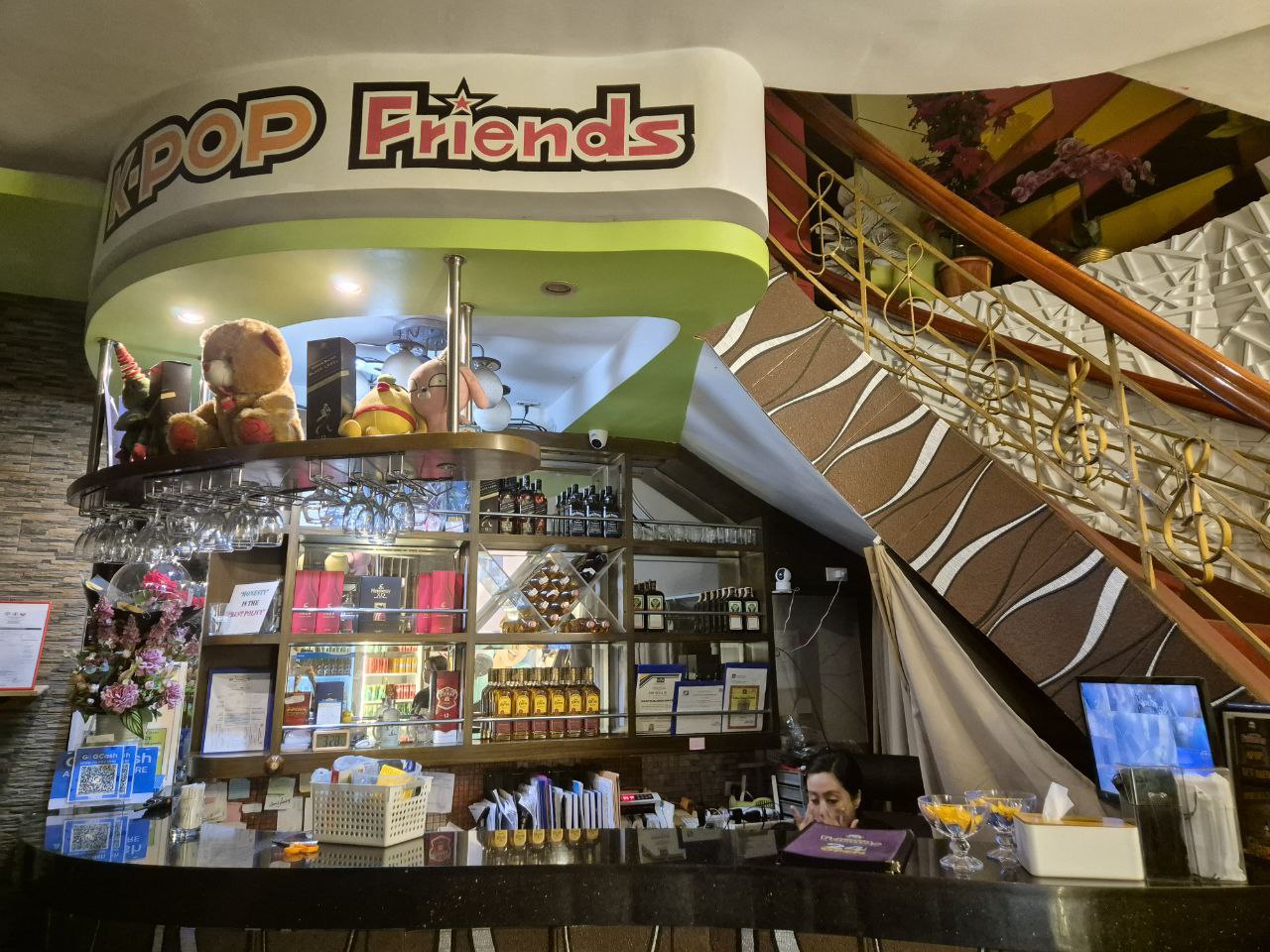 마닐라 밤문화 추천 장소인 케이팝프렌즈의 깔끔한 카운터 및 다양한 주류 진열대