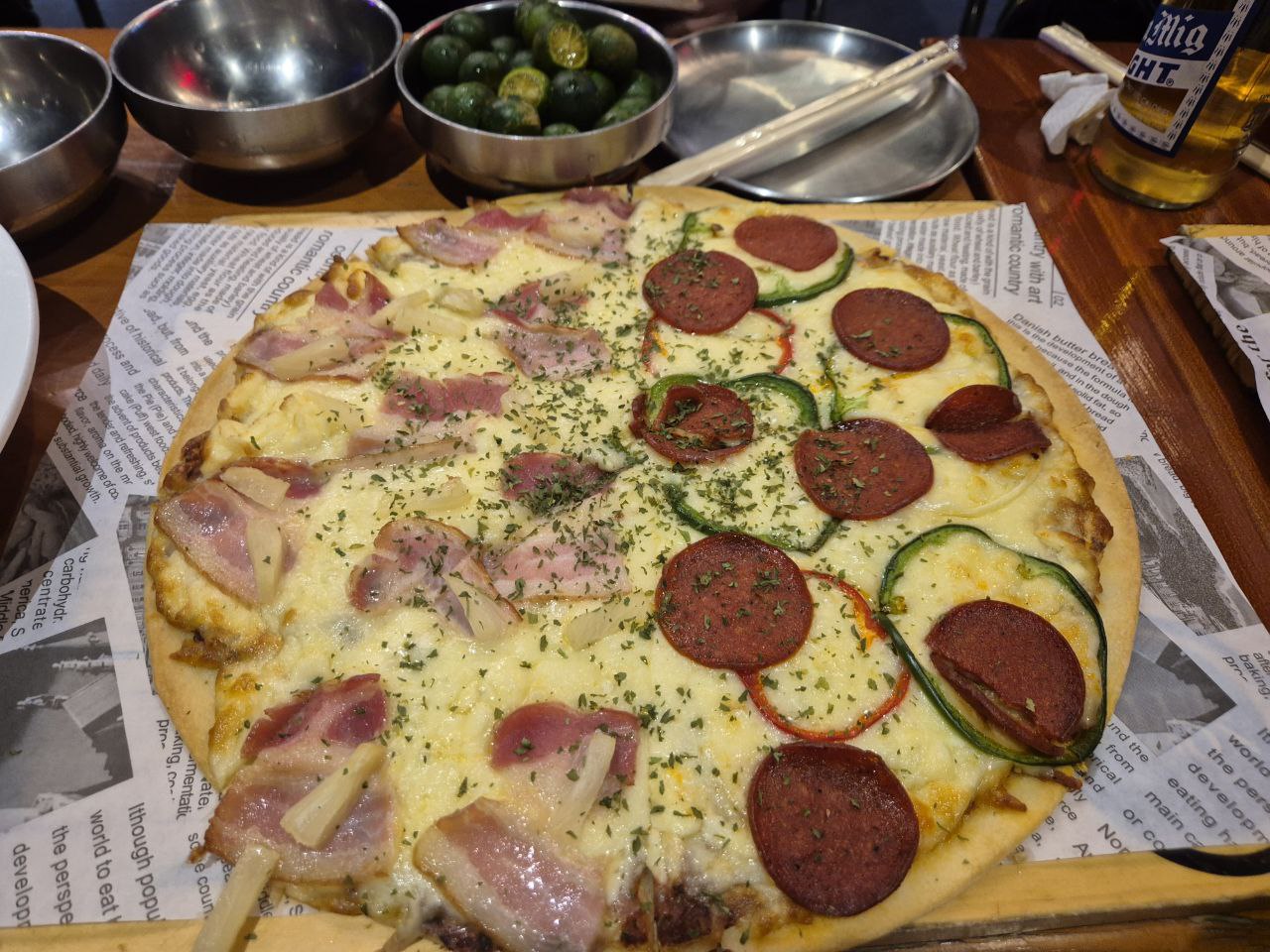 클락 2차 술집 블루문의 페퍼로니 하와이안 반반 피자