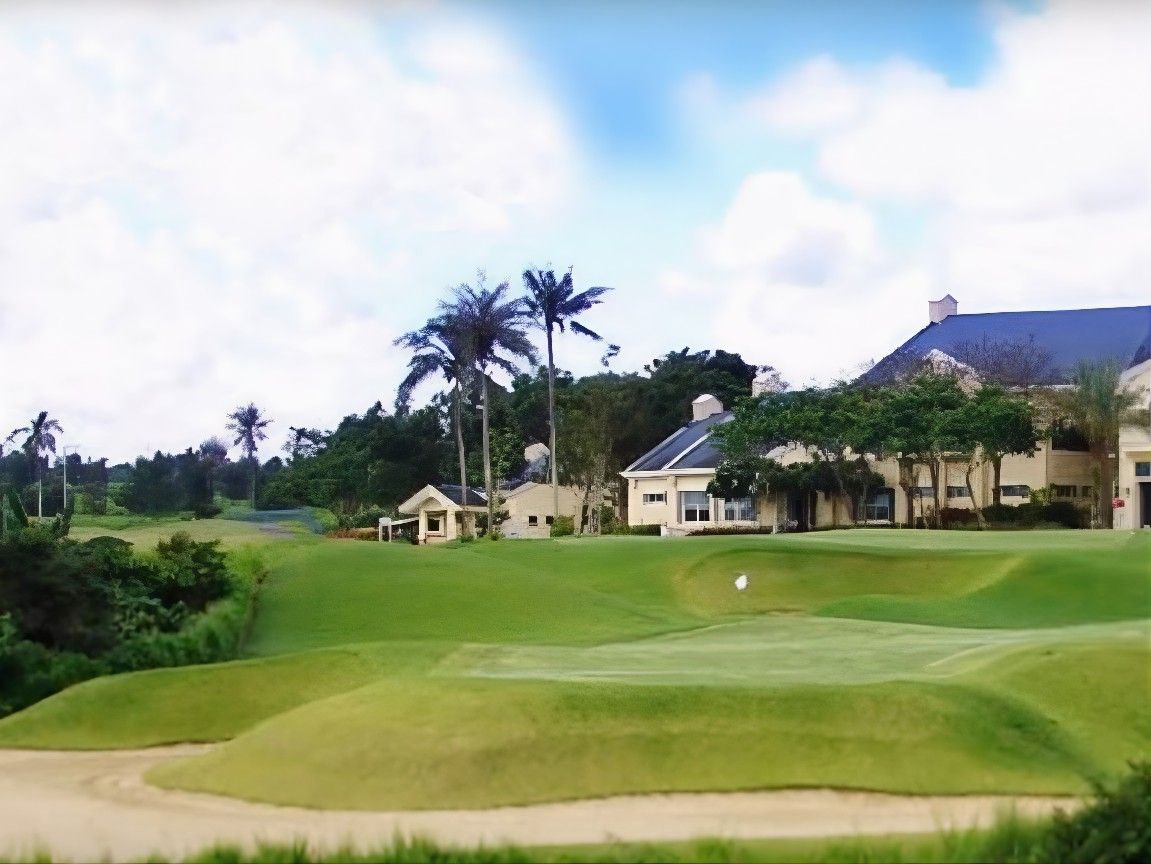 마닐라의 명문 골프장 푸른 페어웨이와 이국적인 야자수 조경