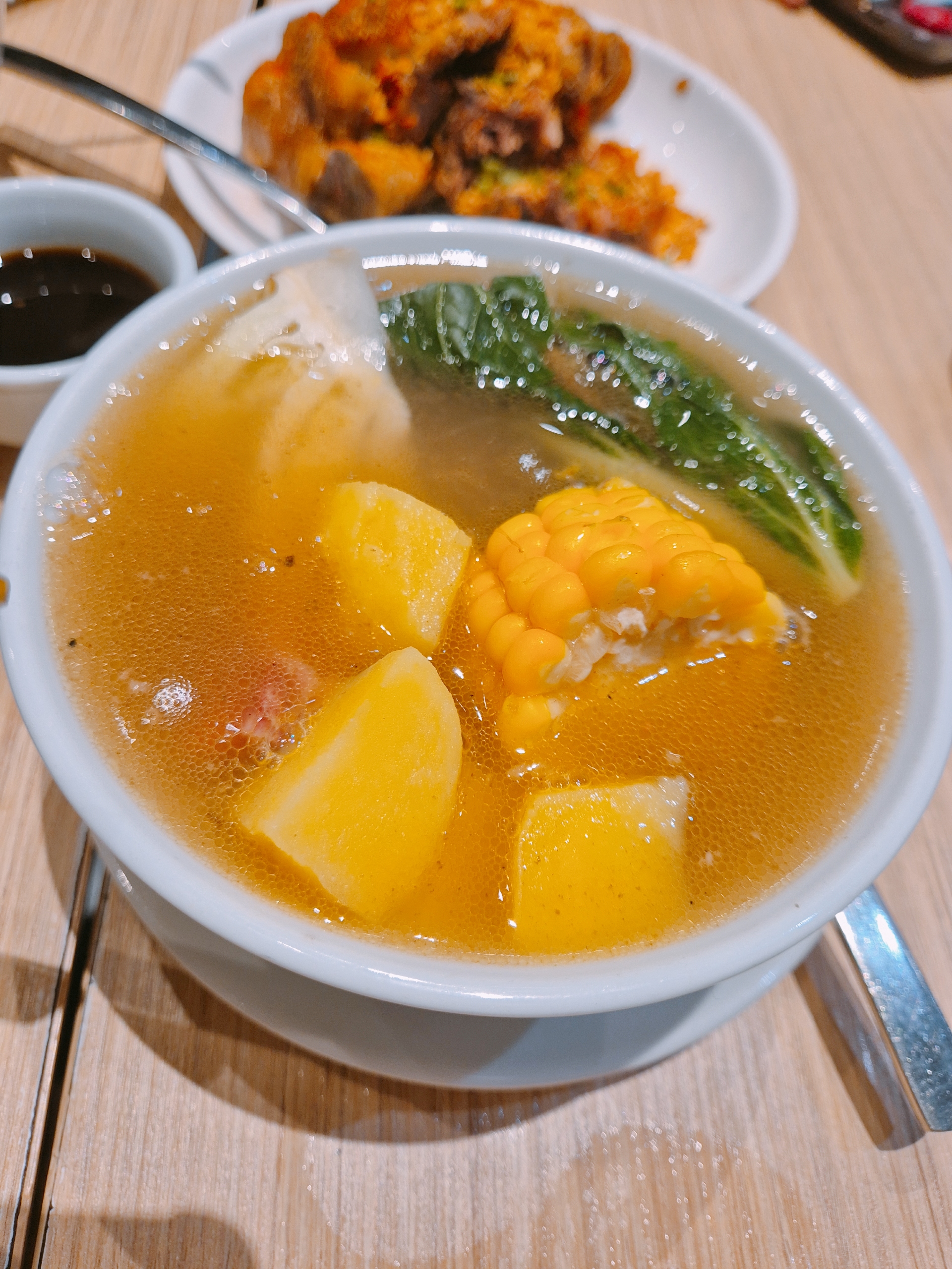 진한 소고기 국물과 옥수수가 어우러져 한국인의 입맛에 맞는 필리핀 보양식 불랄로