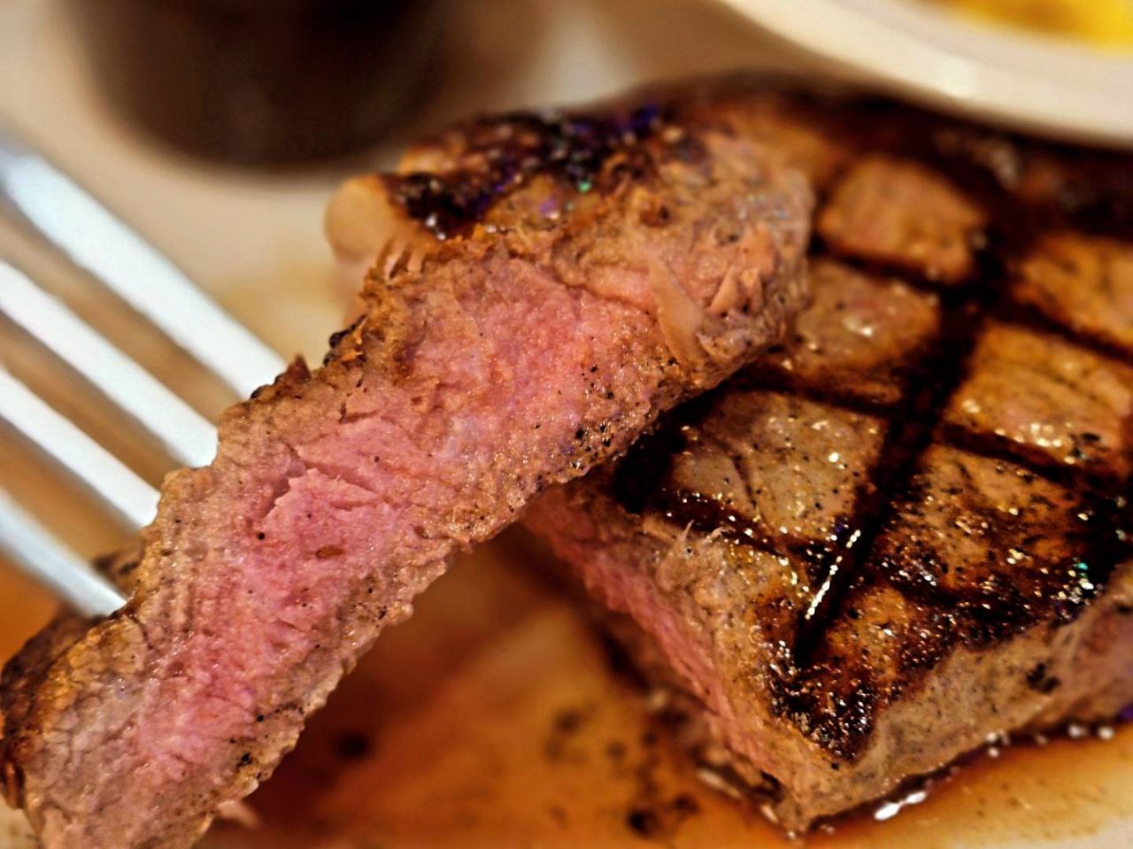 육즙이 풍부하고 적절하게 익혀진 두툼한 스테이크 단면