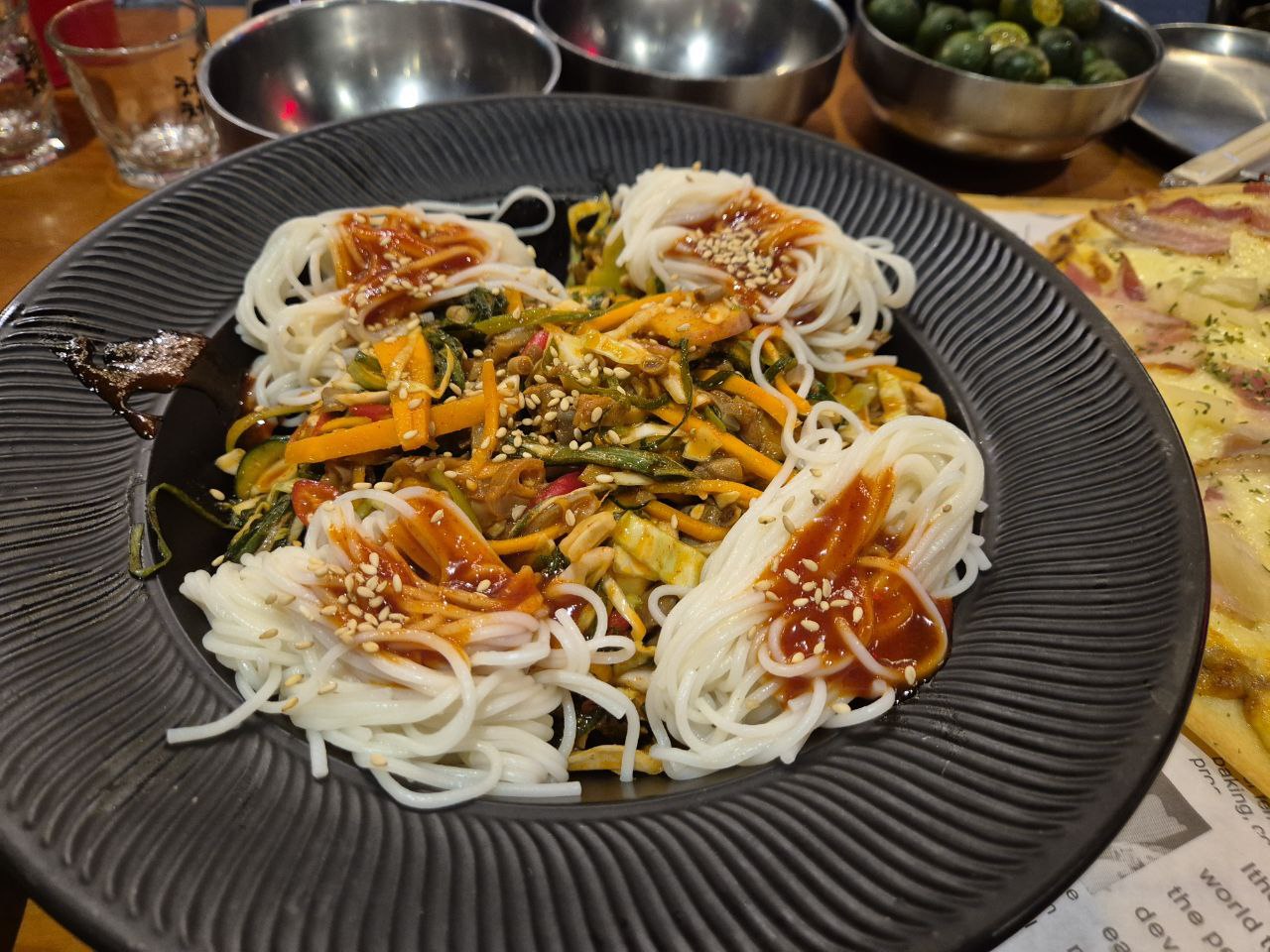 매콤한 양념이 일품인 클락 블루문 골뱅이 소면 무침