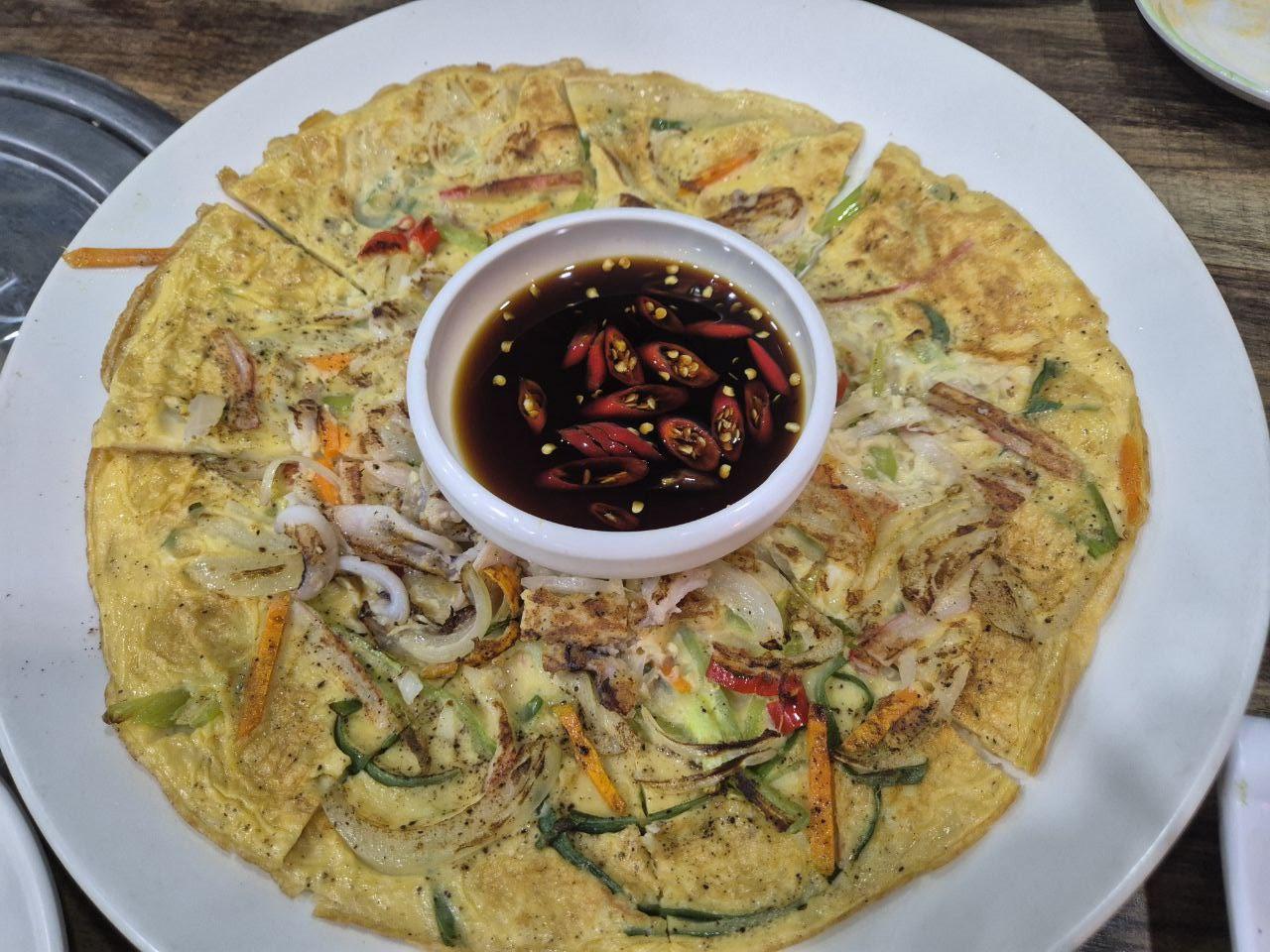 해산물과 쪽파가 듬뿍 들어가 겉바속촉 식감을 자랑하는 해물파전