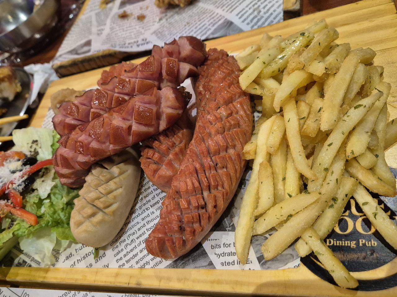 맥주 안주로 제격인 앙헬레스 블루문 소시지 모둠과 감자튀김