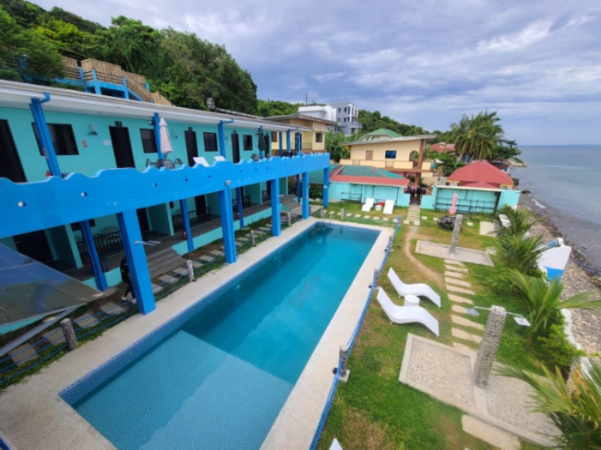 바탕가스 다이브엑스 리조트의 수영장과 숙소 전경