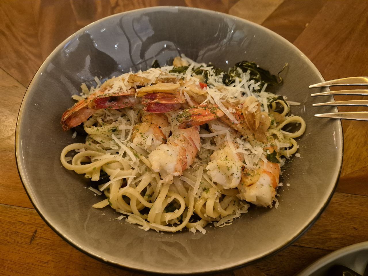 꾸덕한 알프레도 크림 소스와 대하급 새우가 듬뿍 들어간 쉬림프 알프레도 파스타