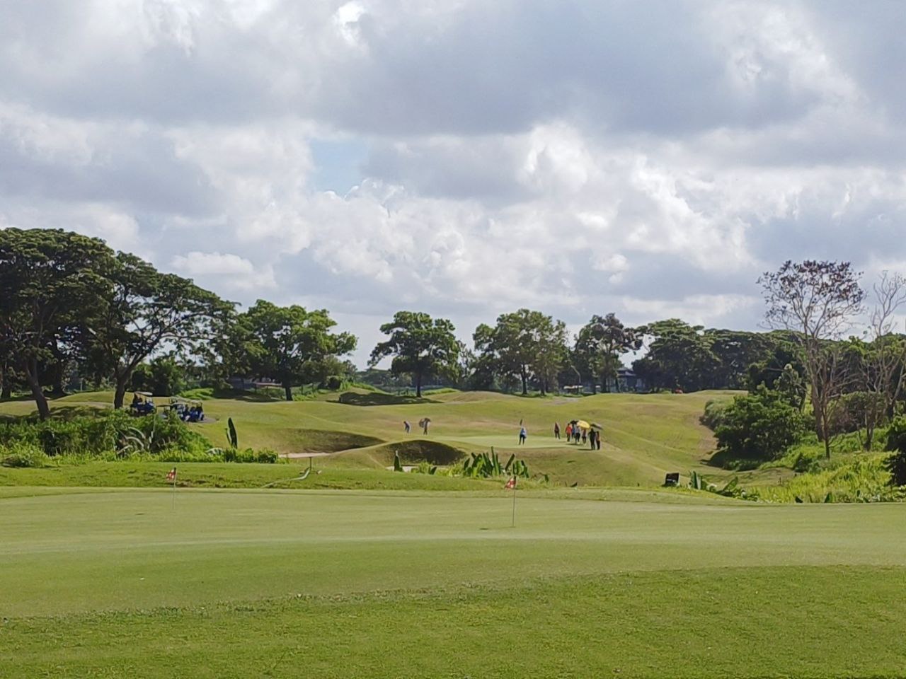 필리핀 골프 라운딩을 즐기는 골퍼들과 1인 1캐디 서비스 모습