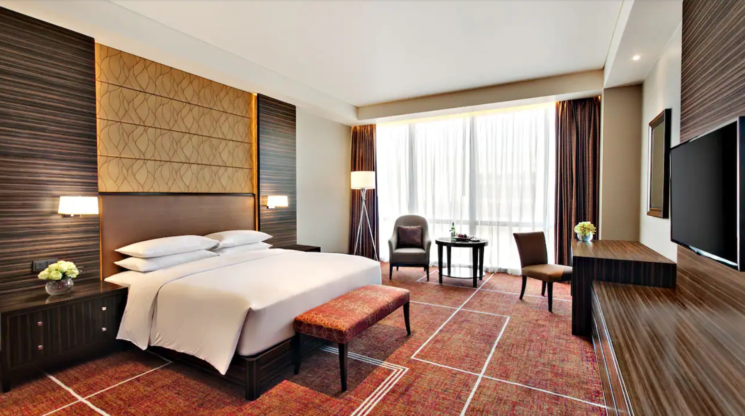 하얏트 리젠시 마닐라의 모던하고 깔끔한 침실 인테리어와 편의 시설