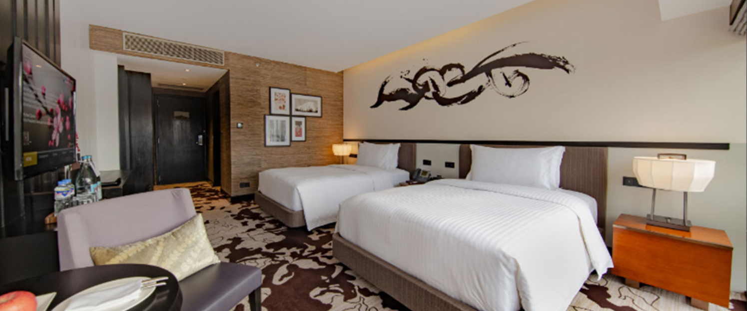 노부 호텔 마닐라의 동양적인 벽면 아트와 아늑한 트윈 베드 객실