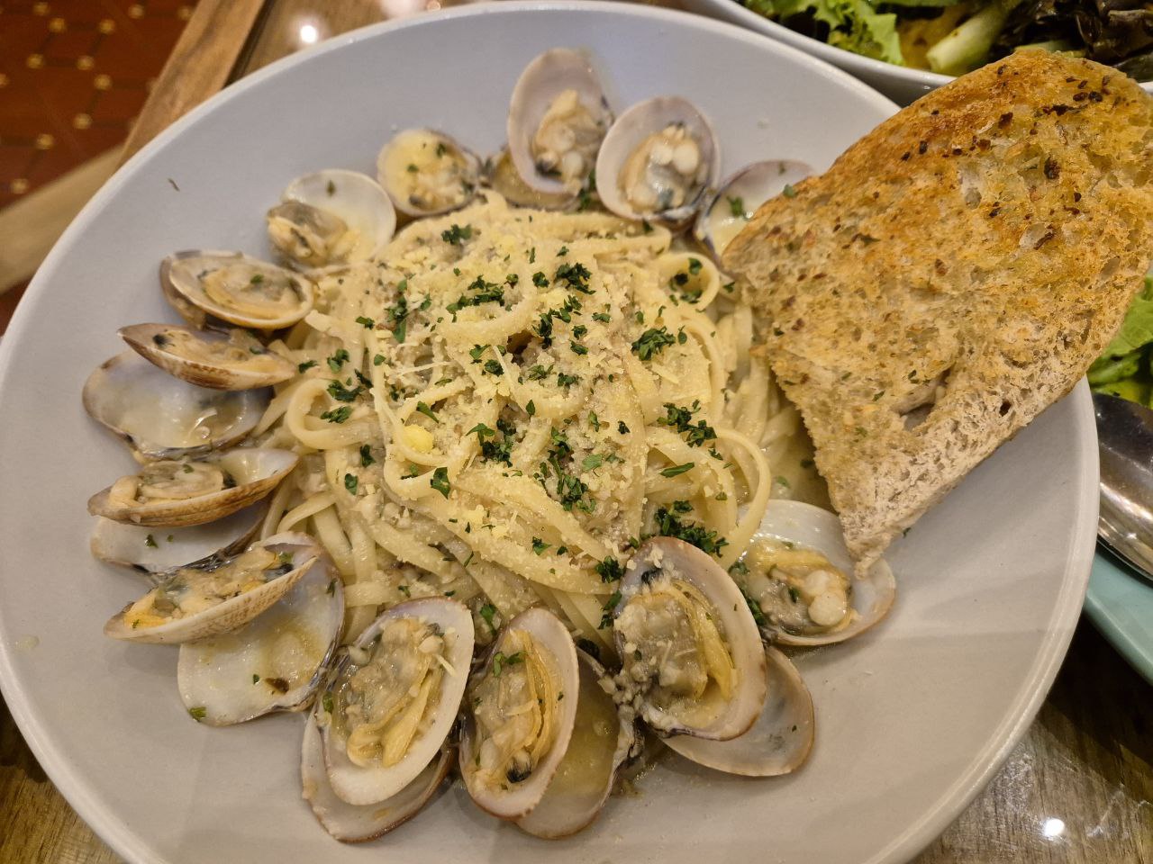 마닐라 에이전시가 추천하는 담백하고 시원한 봉골레 파스타와 식전빵