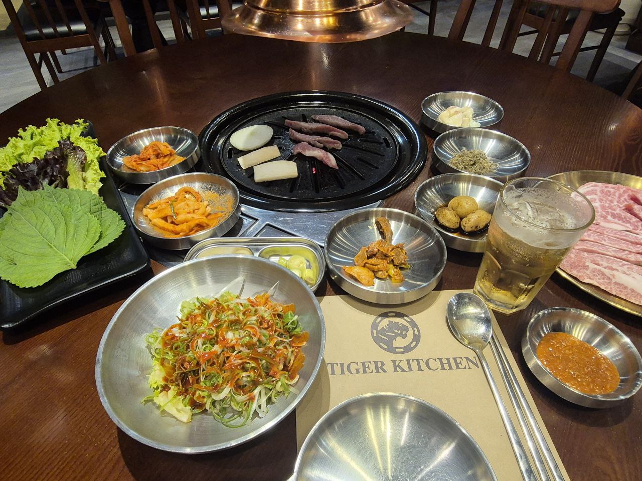 뉴포트 월드 리조트 맛집에서 즐기는 이베리코 항정살 구이와 푸짐한 한식 상차림