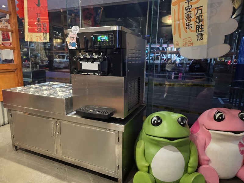 식사 후 무료로 제공되는 셀프 소프트 아이스크림 기계와 귀여운 개구리 조형물
